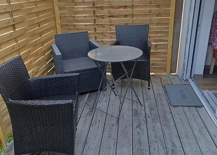 Dependance Meublee Avec Terrasse *